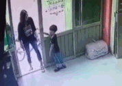 不爽玩闹,保定女子自己打完小朋友还指使儿子掌掴致家长互殴